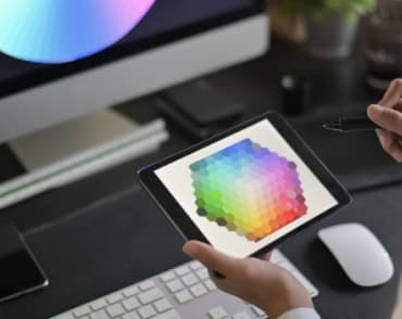 На планшеті відображаються усі кольори у вигляді шестикутника заповненого сотами